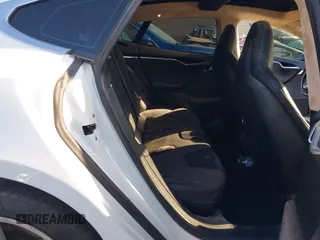 2013 Tesla Model S z VIN 5YJSA1CG0DFP22533, wystawiony jako IAAI lot #42519702 z przebiegiem 168 313 mil mil oraz . Historia ofert i sprzedaży dostępna na DreamBid. Obrazek 8.