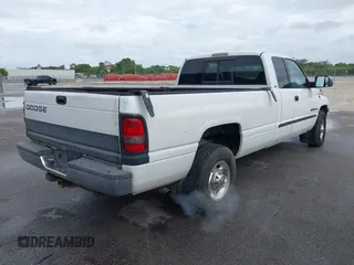 2000 Dodge 2500 z VIN 3B7KC23Z3YG106911, wystawiony jako IAAI lot #42250441 z przebiegiem 162 349 mil mil oraz . Historia ofert i sprzedaży dostępna na DreamBid. Obrazek 4.