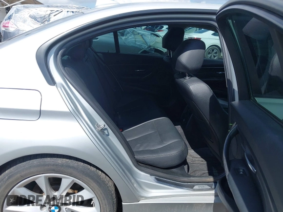 2013 BMW 3 Series 328i xDrive z VIN WBA3B3C55DF541335, wystawiony jako IAAI lot #42606280 z przebiegiem 102 339 mil mil oraz . Historia ofert i sprzedaży dostępna na DreamBid. Obrazek 8.