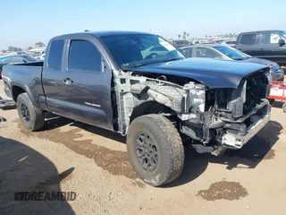 2022 Toyota Tacoma SR z VIN 3TYRX5GN3NT066696, wystawiony jako IAAI lot #42514462 z przebiegiem 35 687 mil mil oraz . Historia ofert i sprzedaży dostępna na DreamBid. Obrazek 1.