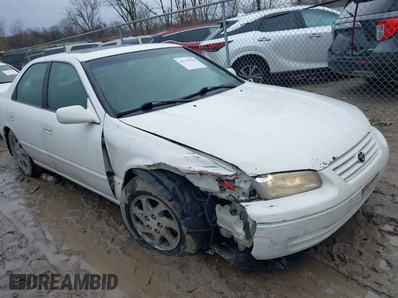 1999 Toyota Camry LE z VIN 4T1BF28K4XU931902, wystawiony jako IAAI lot #41707824 z przebiegiem 171 224 mil mil oraz . Historia ofert i sprzedaży dostępna na DreamBid. Obrazek 1.