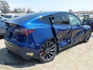 2022 Tesla Model Y Performance z VIN 7SAYGDEF7NF393235, wystawiony jako IAAI lot #42106027 z przebiegiem 50 959 mil mil oraz . Historia ofert i sprzedaży dostępna na DreamBid. Obrazek 4.