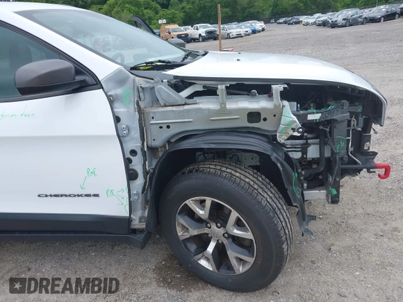 2014 Jeep Cherokee Trailhawk z VIN 1C4PJMBS4EW210719, wystawiony jako IAAI lot #42461733 z przebiegiem 134 096 mil mil oraz . Historia ofert i sprzedaży dostępna na DreamBid. Obrazek 18.