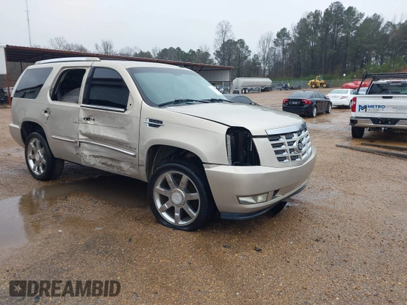 2008 Cadillac Escalade with VIN 1GYEC63818R151366, listed as a IAAI auction lot 41563949 with 272,163 mi miles. Bid and sale history available at carsss.com. Image 1.