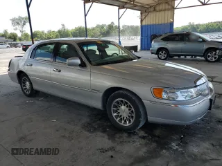 2000 Lincoln Town Car Signature z VIN 1LNHM82W3YY914145, wystawiony jako Copart lot #56040705 z przebiegiem 130 438 mil mil oraz Szkody całkowita. Historia ofert i sprzedaży dostępna na DreamBid. Obrazek 4.