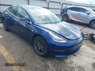 2020 Tesla Model 3 Long Range z VIN 5YJ3E1EB5LF793610, wystawiony jako IAAI lot #42083508 z przebiegiem 83 028 mil mil oraz . Historia ofert i sprzedaży dostępna na DreamBid. Obrazek 1.