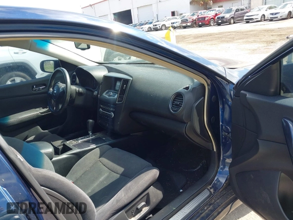 2014 Nissan Maxima SV z VIN 1N4AA5AP3EC480086, wystawiony jako IAAI lot #42040820 z przebiegiem 156 947 mil mil oraz . Historia ofert i sprzedaży dostępna na DreamBid. Obrazek 5.