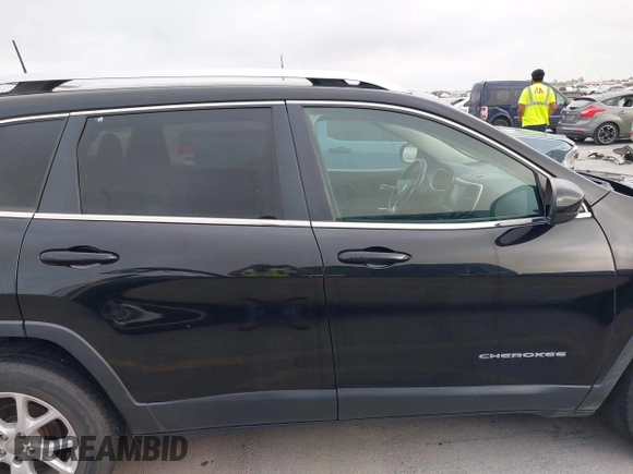 2018 Jeep Cherokee Latitude Plus z VIN 1C4PJLLB8JD537848, wystawiony jako IAAI lot #42105562 z przebiegiem 158 602 mil mil oraz . Historia ofert i sprzedaży dostępna na DreamBid. Obrazek 13.