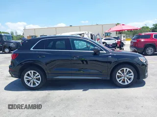 2024 Audi Q3 S line Premium z VIN WA1DECF39R1055263, wystawiony jako IAAI lot #42270200 z przebiegiem 29 691 mil mil oraz . Historia ofert i sprzedaży dostępna na DreamBid. Obrazek 13.