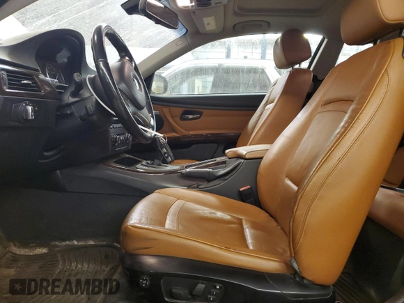 2011 BMW 3 Series 328i xDrive z VIN WBAKF3C57BE567244, wystawiony jako Copart lot #43366365 z przebiegiem 136 886 mil mil oraz Szkody całkowita. Historia ofert i sprzedaży dostępna na DreamBid. Obrazek 7.