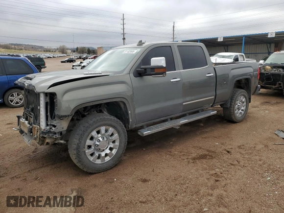 2018 GMC Sierra 2500HD Denali z VIN 1GT12UEY4JF128650, wystawiony jako Copart lot #51102895 z przebiegiem 131 010 mil mil oraz Szkoda całkowita • Salvage title. Historia ofert i sprzedaży dostępna na DreamBid. Obrazek 1.