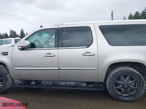 2008 Cadillac Escalade ESV with VIN 1GYFK668X8R111368, listed as a IAAI auction lot 41891439 with 190,293 mi miles. Bid and sale history available at carsss.com. Image 15.
