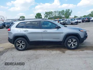 2015 Jeep Cherokee Trailhawk z VIN 1C4PJMBS5FW615313, wystawiony jako IAAI lot #42250873 z przebiegiem 148 008 mil mil oraz . Historia ofert i sprzedaży dostępna na DreamBid. Obrazek 13.