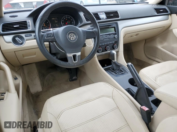 2014 Volkswagen Passat S z VIN 1VWAS7A33EC043895, wystawiony jako Copart lot #58200225 z przebiegiem 111 682 mil mil oraz Czysty tytuł • Clean title. Historia ofert i sprzedaży dostępna na DreamBid. Obrazek 8.