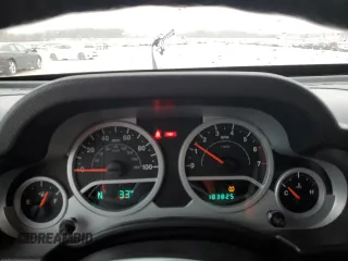 2008 Jeep Wrangler Sahara z VIN 1J4FA54128L561392, wystawiony jako Copart lot #50216865 z przebiegiem 183 825 mil mil oraz Czysty tytuł • Clean title. Historia ofert i sprzedaży dostępna na DreamBid. Obrazek 9.