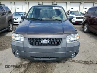 2006 Ford Escape XLT with VIN 1FMYU03Z86KB56863, listed as a Copart auction lot 72385544 with 111,800 mi miles and Salvage Title. Bid and sale history available at carsss.com. Image 5.