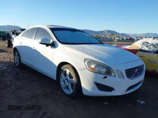 2013 Volvo S60 T5 Premier z VIN YV1612FS8D2207610, wystawiony jako IAAI lot #41752739 z przebiegiem Nie podano mil oraz . Historia ofert i sprzedaży dostępna na DreamBid. Obrazek 1.