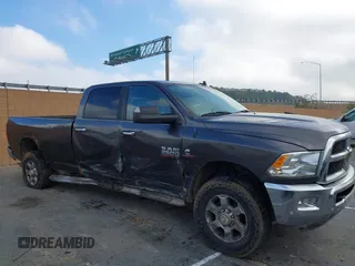 2017 Ram 2500 SLT z VIN 3C6UR5JL4HG570952, wystawiony jako IAAI lot #41456094 z przebiegiem 245 785 mil mil oraz . Historia ofert i sprzedaży dostępna na DreamBid. Obrazek 13.