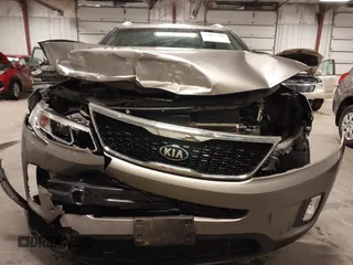 2014 Kia Sorento LX z VIN 5XYKTDA78EG550308, wystawiony jako IAAI lot #42057106 z przebiegiem 82 951 mil mil oraz . Historia ofert i sprzedaży dostępna na DreamBid. Obrazek 13.