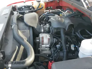 2002 Chevrolet Silverado 2500HD z VIN 1GCHC24U72E138773, wystawiony jako IAAI lot #43019617 z przebiegiem 349 325 mil mil oraz . Historia ofert i sprzedaży dostępna na DreamBid. Obrazek 12.