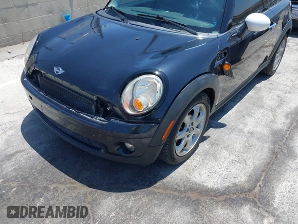 2008 MINI Hardtop z VIN WMWMF33528TT64971, wystawiony jako IAAI lot #42374839 z przebiegiem 119 385 mil mil oraz . Historia ofert i sprzedaży dostępna na DreamBid. Obrazek 6.