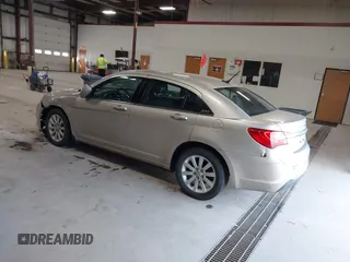2014 Chrysler 200 Touring z VIN 1C3CCBBBXEN231601, wystawiony jako IAAI lot #41853990 z przebiegiem 169 411 mil mil oraz . Historia ofert i sprzedaży dostępna na DreamBid. Obrazek 3.
