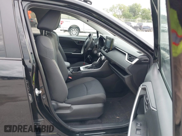2021 Toyota RAV4 LE z VIN 2T3F1RFV8MW228120, wystawiony jako IAAI lot #42626299 z przebiegiem 72 786 mil mil oraz . Historia ofert i sprzedaży dostępna na DreamBid. Obrazek 5.