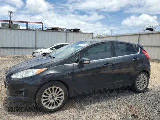 2014 Ford Fiesta Titanium z VIN 3FADP4FJXEM228098, wystawiony jako Copart lot #55173975 z przebiegiem 109 311 mil mil oraz Szkoda całkowita • Salvage title. Historia ofert i sprzedaży dostępna na DreamBid. Obrazek 1.
