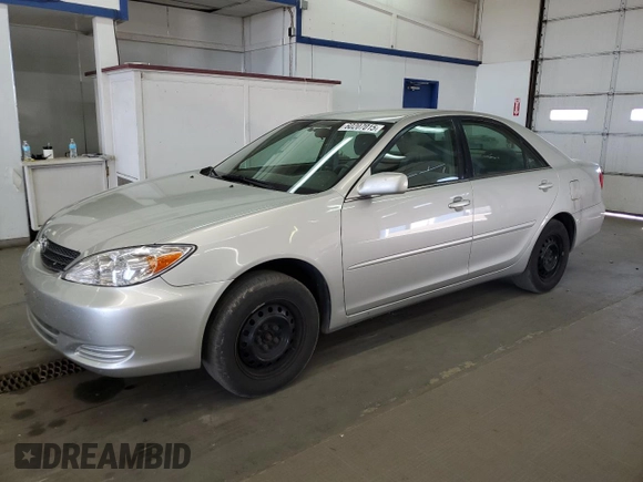 2004 Toyota Camry LE z VIN 4T1BE32K44U824314, wystawiony jako Copart lot #60207015 z przebiegiem 130 066 mil mil oraz Szkoda całkowita • Salvage title. Historia ofert i sprzedaży dostępna na DreamBid. Obrazek 1.
