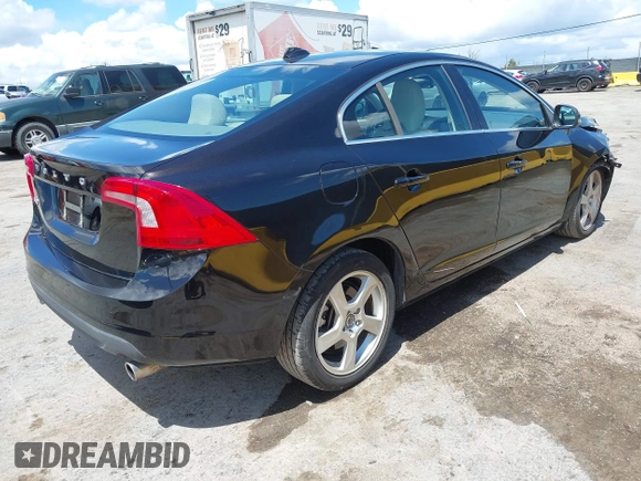 2013 Volvo S60 T5 Premier z VIN YV1612FS4D2190479, wystawiony jako IAAI lot #42244633 z przebiegiem 104 927 mil mil oraz . Historia ofert i sprzedaży dostępna na DreamBid. Obrazek 4.