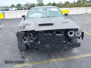 2016 Dodge Challenger R/T Scat Pack z VIN 2C3CDZFJ2GH254938, wystawiony jako IAAI lot #40888589 z przebiegiem 114 582 mil mil oraz . Historia ofert i sprzedaży dostępna na DreamBid. Obrazek 6.