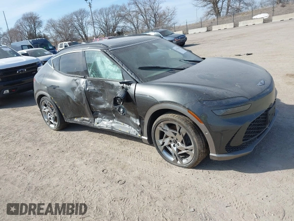2024 Genesis GV60 z VIN KMUKEDSBXRU021487, wystawiony jako IAAI lot #41593903 z przebiegiem 10 961 mil mil oraz . Historia ofert i sprzedaży dostępna na DreamBid. Obrazek 1.