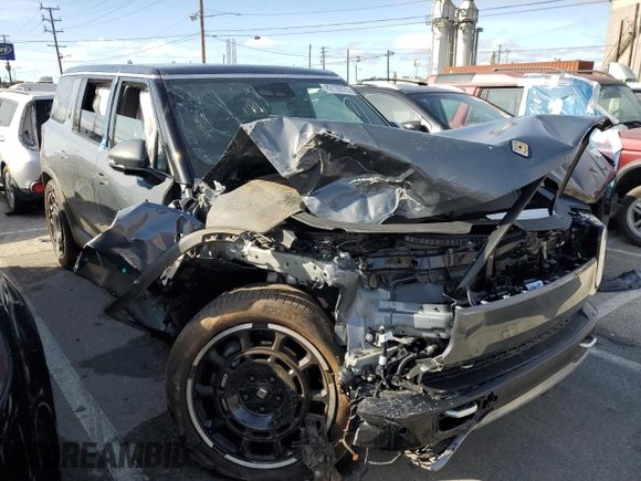 2025 Rivian R1S Adventure z VIN 7PDSGBBA5SN048839, wystawiony jako Copart lot #89199375 z przebiegiem 5177 mil mil oraz Szkody całkowita. Historia ofert i sprzedaży dostępna na DreamBid. Obrazek 4.