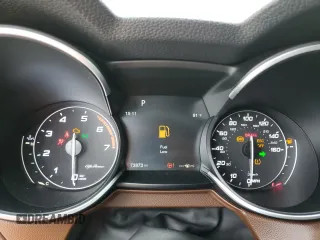 2018 Alfa Romeo Stelvio Sport z VIN ZASFAKPN8J7B79599, wystawiony jako Copart lot #57396135 z przebiegiem 73 873 mil mil oraz Nie do naprawy. Historia ofert i sprzedaży dostępna na DreamBid. Obrazek 9.