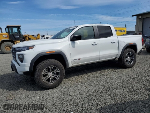 2024 GMC Canyon 4WD AT4 z VIN 1GTP6DEK8R1319281, wystawiony jako Copart lot #54380285 z przebiegiem 2383 mil mil oraz Szkody całkowita. Historia ofert i sprzedaży dostępna na DreamBid. Obrazek 1.