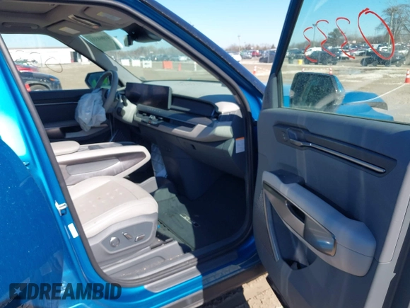 2024 Kia EV9 Wind z VIN KNDAFFS54R6024469, wystawiony jako IAAI lot #41674715 z przebiegiem 19 387 mil mil oraz . Historia ofert i sprzedaży dostępna na DreamBid. Obrazek 5.