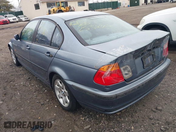 2000 BMW 3 Series 323i with VIN WBAAM3349YFP82121, listed as a IAAI auction lot 41732461 with 999,999 mi miles. Bid and sale history available at carsss.com. Image 3.