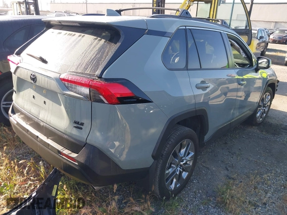 2023 Toyota RAV4 XLE Premium z VIN JTMA1RFV7PJ041609, wystawiony jako IAAI lot #41861931 z przebiegiem 18 862 mil mil oraz . Historia ofert i sprzedaży dostępna na DreamBid. Obrazek 4.