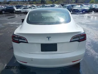 2021 Tesla Model 3 Standard Range Plus z VIN 5YJ3E1EA5MF977437, wystawiony jako IAAI lot #40297512 z przebiegiem 72 039 mil mil oraz . Historia ofert i sprzedaży dostępna na DreamBid. Obrazek 16.