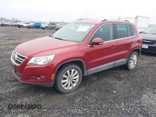 2011 Volkswagen Tiguan SEL w/Premium Navi z VIN WVGAV7AXXBW000903, wystawiony jako IAAI lot #40965481 z przebiegiem 107 918 mil mil oraz . Historia ofert i sprzedaży dostępna na DreamBid. Obrazek 2.