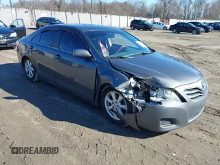 2011 Toyota Camry LE z VIN 4T1BF3EK8BU204085, wystawiony jako IAAI lot #41584802 z przebiegiem 110 205 mil mil oraz . Historia ofert i sprzedaży dostępna na DreamBid. Obrazek 1.