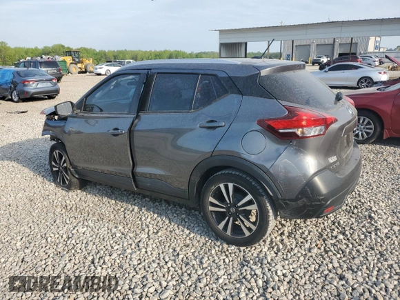 2018 Nissan Kicks SV z VIN 3N1CP5CU5JL520738, wystawiony jako Copart lot #53406785 z przebiegiem 82 082 mil mil oraz Szkoda całkowita • Salvage title. Historia ofert i sprzedaży dostępna na DreamBid. Obrazek 2.