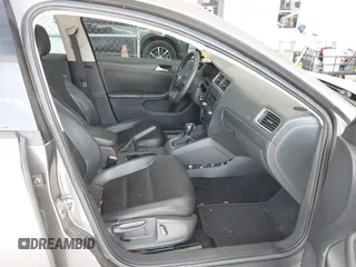 2014 Volkswagen Jetta SE z VIN 3VWD17AJXEM315517, wystawiony jako IAAI lot #42348053 z przebiegiem 120 208 mil mil oraz . Historia ofert i sprzedaży dostępna na DreamBid. Obrazek 5.