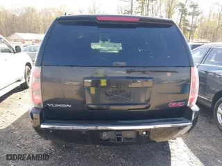 2008 GMC Yukon Denali with VIN 1GKFK63848J131662, listed as a IAAI auction lot 41887718 with 319,420 mi miles. Bid and sale history available at carsss.com. Image 16.