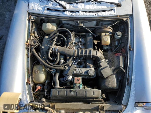 1986 Alfa Romeo Spider Veloce z VIN ZARBA5419G1040612, wystawiony jako Copart lot #42347965 z przebiegiem 84 485 mil mil oraz Czysty tytuł • Clean title. Historia ofert i sprzedaży dostępna na DreamBid. Obrazek 11.