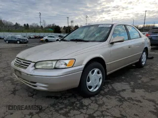 1998 Toyota Camry LE z VIN 4T1BF28K5WU049376, wystawiony jako Copart lot #87544555 z przebiegiem 95 105 mil mil oraz Czysty tytuł • Clean title. Historia ofert i sprzedaży dostępna na DreamBid. Obrazek 1.