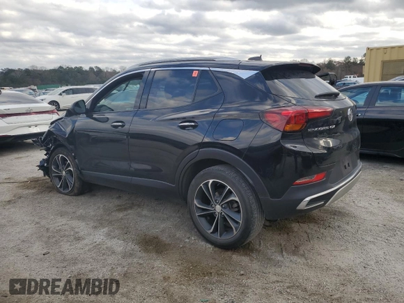 2022 Buick Encore GX Essence z VIN KL4MMFSL7NB047080, wystawiony jako Copart lot #84045124 z przebiegiem 130 195 mil mil oraz Czysty tytuł • Clean title. Historia ofert i sprzedaży dostępna na DreamBid. Obrazek 2.