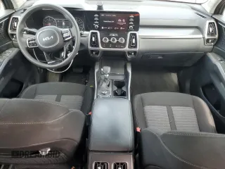 2022 Kia Sorento LX z VIN 5XYRG4LC0NG152717, wystawiony jako Copart lot #55238715 z przebiegiem 78 435 mil mil oraz Szkoda całkowita • Salvage title. Historia ofert i sprzedaży dostępna na DreamBid. Obrazek 8.
