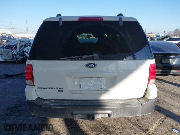 2005 Ford Expedition Special Service with VIN 1FMPU15575LA65295, listed as a IAAI auction lot 41658019 with 200,948 mi miles. Bid and sale history available at carsss.com. Image 17.
