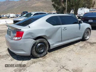 2012 Scion tC z VIN JTKJF5C71C3023274, wystawiony jako IAAI lot #42201270 z przebiegiem 225 683 mil mil oraz . Historia ofert i sprzedaży dostępna na DreamBid. Obrazek 4.